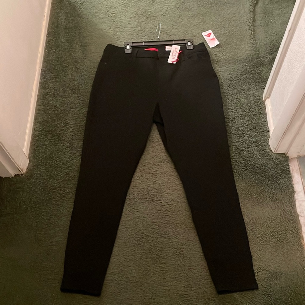 Jennifer Lopez black flawless sculpt high rise skinny jeans. - Picture 5 of 5